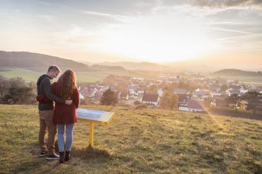 Pärchen vor Lehrtafel auf Weg des Ferienlandes Donau-Ries