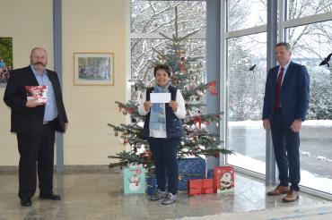 Das Bild zeigt die Spendenübergabe an Glühwürmchen e.V.