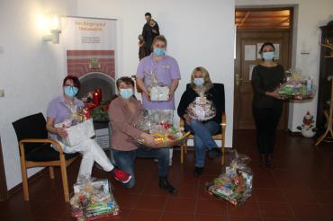 Die Mitarbeiter des Bürgerspitals freuen sich über Präsentkörbe. 