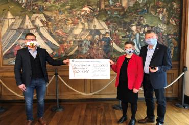 Gabriele und Armin Kloiber, Inhaber der Goldschmide Herrle & Schweda, spenden 500 Euro aus den Verkaufserlösen des eigens gestalteten „Nördlingen Anhängers“ an die „Nördlinger Hilfe in Not“ und präsentieren den Scheck und den Anhänger Oberbürgermeister David Wittner. 