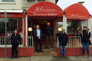 Sechs Personen stehen mit Abstand zueinander vor dem Restaurant Il Camino