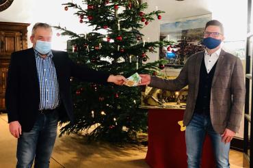 Günter Schnell und David Wittner vor Weihnachtsbaum