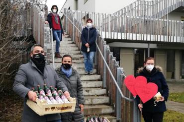 Hinten v.l.n.r.: Manuela Franz und Beate Götz  Vorne v.l.n.r.: Ehepaar Altun, Inhaber des E-Center Rain und Frau Koschwitz, stellv. Leitung der Wohnanlage