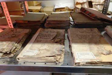 Das Bild zeigt die zu restaurierenden Akten.