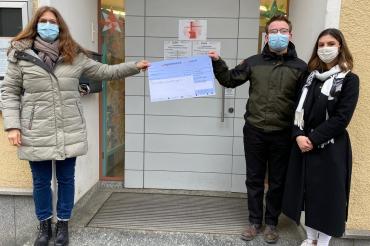 THG-Schüler übergeben Scheck an Leiterin der Tafel Nördlingen