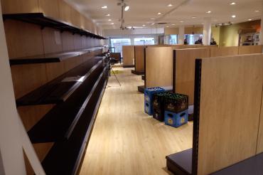 Das Bild zeigt den schnellen Umbau des Schuhhauses Braun zum Stadtladen.