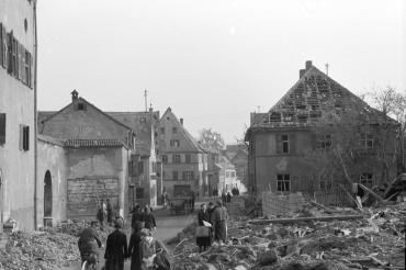 Das Bild zeigt die Pflegestraße im April 1945