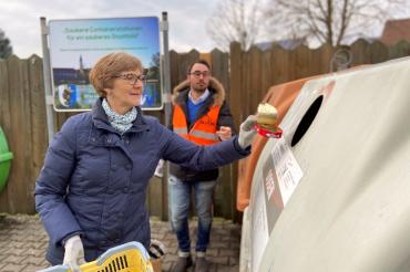 Containerpatin an Müllcontainerstation