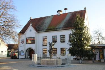 Das Bild zeigt das Rathaus in Deiningen.