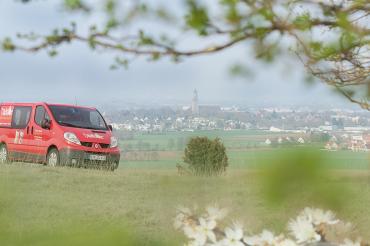 Das Bild zeigt ein Feinfixwagen und eine Wiese.