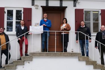 Das Bild zeigt von links: Karl Kolb Thomas Heydecker, von der Diakoniestation Oettingen Stefan Sitta (Pflegedienstleiter) und Tanja Lettenmeier, Andreas Gutmann, Dekan Armin Diener.