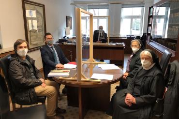 Das Bild zeigt Oberbürgermeister David Wittner bei der notariellen Beurkundung mit Johannes Hirner von der Stadtkämmerei (links), Notar Dr. Robert Lotter (Mitte) und den Schwestern Ludowika Lenz und Antonie Hümmer von der Maria Stern Kongregation der Franziskanerinnen (rechts). 