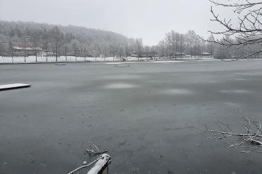 Das Bild zeigt eingefrorenes Eis.