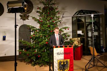 David Wittner vor Nördlingen-Pult und Weihnachtsbaum