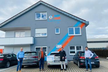 Vertreter der Maler Rauch Nördlingen GmbH übergeben einen Scheck über 2.000 Euro an Oberbürgermeister David Wittner für die „Nördlinger Hilfe in Not“ (v.l. Prokurist Peter Jaumann, Geschäftsführer und Gesellschafter Werner Rauch, Oberbürgermeister David Wittner, Prokurist Stephan Wenzel). 