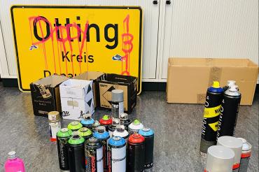 Polizeibeamten fanden im Jugendzimmer eines 18-jährigen Mannes aus Otting 24 Spraydosen und Marihuana. 