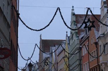 Girlanden hängen über Straßenzug