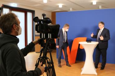 Ströbele und Ritter vor Kamera