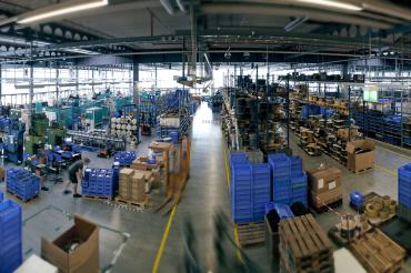 Das Bild zeigt einen Blick auf die Fertigung