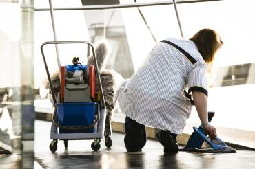 Das Bild zeigt eine Reinigungsfachkraft.