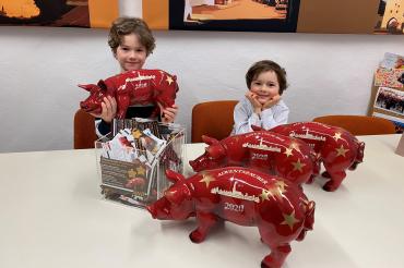 Das Bild zeigt Hannes und Paul Gerstmeyr mit dem Gewinn.