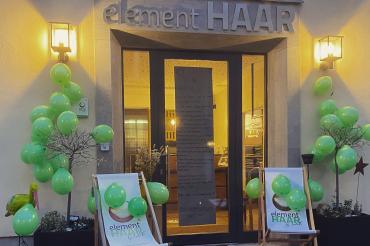 Eingang element Haar, mit Luftballons und Stühlen