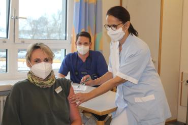 Im Donauwörther Krankenahaus wird Anja Habicht von Christa Strehler geimpft, unter ärztlicher Aufsicht durch Dr. Christian Mayer 