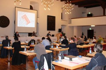 Stadträte mit Maske bei Sitzung im Stadtsaal Klösterle