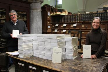 Das Bild zeigt Dr. Wilfried Sponsel und Andrea Kugler beim Präsentieren das 36. Jahrbuch des Historischen Vereins für Nördlingen und das Ries.