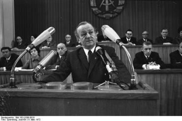 Das Bild zeigt Ludwig Mecklinger im März 1972 bei einer Rede vor der Volkskammer in Berlin.