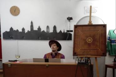 Mann mit Hut sitzt am Klavier