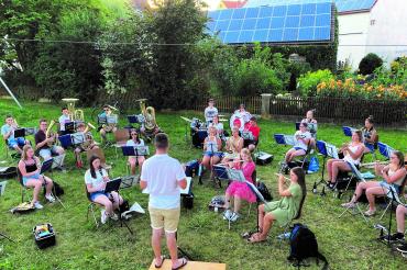 Das Bild zeigt Proben unter freiem Himmel - im vergangenen Sommer konnten die Fremdinger Musiker auf diese Art musizieren.