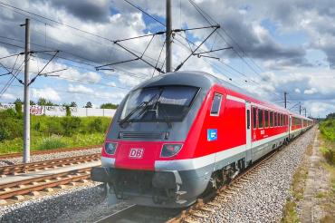 Roter Zug fährt auf Gleisen