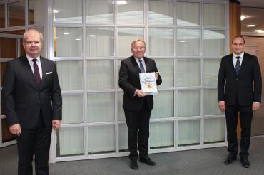 Michael Kruck, Franz Miller und Alexander Lehmann mit Urkunde