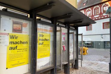 Das Bild zeigt den Schaukasten von Stadt und Stadtmarketingverein am Marktplatz.