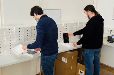 Die jüngst gelieferten iPads werden seitens der städtischen EDV eingerichtet und dann an die Nördlinger Schulen ausgegeben (v.l. Lukas Röttinger, Philipp Poltschek).