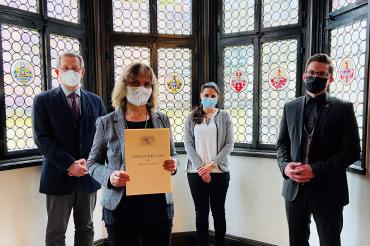 Hauptamtsleiter Peter Schiele, Jubilarin Gabriele Schneele mit Urkunde des Bayerischen Staatsministeriums für Arbeit und Sozialordnung zur Vollendung einer Dienstzeit von 40 Jahren, Sachgebietsleiterin Personalwesen Michaela Kleebauer, Oberbürgerbürgermeister David Wittner.