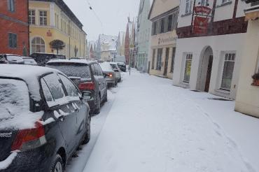 Das Bild zeigt einen verschneiten Gehweg in Nördlingen.