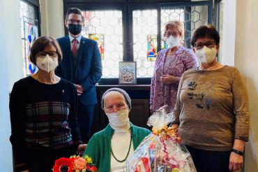 Die Vertreterinnen des Evangelischen Frauenbunds Tina Hartl, Jubilarin Erna Wiedemann, Marianne Thum und Elisabeth Strauß mit Oberbürgermeister David Wittner. 