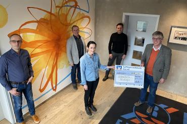 Werner Rauch übergibt die Spende an die Leitung der Frühförderung Stephanie Bodenmüller