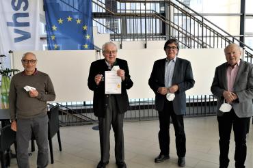 Das Bild zeigt Franz Eberle zusammen mit Mitgliedern des Vhs-Vorstandschaft (von links): Günther Treimer, Franz Eberle, Paul Soldner und Franz Haselmayr. 