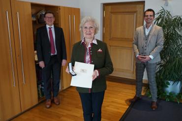 Landrat Stefan Rößle übergab Frau Bauer im Beisein von Oberbürgermeister Jürgen Sorré die Auszeichnung für ihre besonderen Verdienste im Ehrenamt.