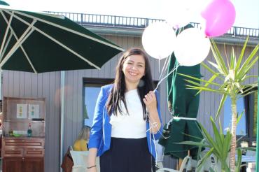 Gonca aus Donauwörth mit Luftballons in der Hand. 