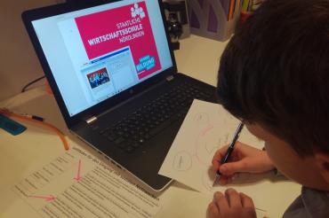 Die Wirtschaftsschule Nördlingen geht neue Wege und bindet den Medienunterricht jetzt in den Lehrplan ein.