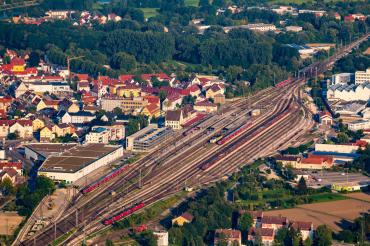 Die Luftaufnahme zeigt das komplette Areal des Donauwörther Bahnhofs. 