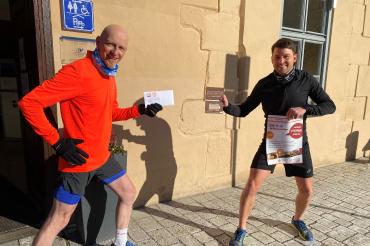 Die Lauffreunde Michael Dambacher und Steffen Brenner mit einer der  5 Euro-Gutscheinkarten. 
