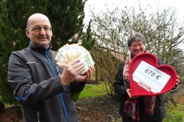 Erwin Thaler übergibt die Spende an Brigitte Lehenberger, ehrenamtliche Unterstützerin der DKMS. 