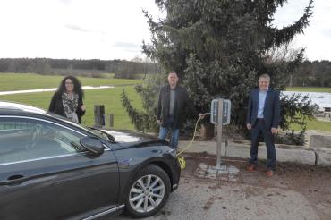 Das Bild zeigt die  offizielle Inbetriebnahme der E-Ladesäule in Auhausen mit Heidrun Benedikter, Bürgermeister Martin Weiß und Sebastian Maier.