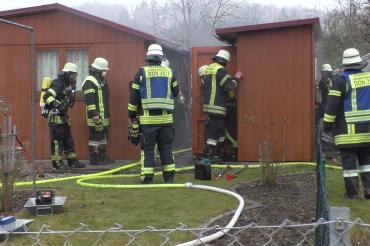 Die Einsatzkräfte der Freiwilligen Feuerwehr Donauwörth beim Löschen des Brandes. 