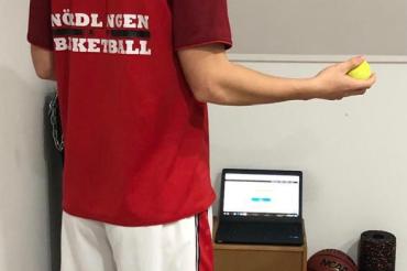 Kreativ werden wenn die Hallen geschlossen sind: Regionalligaspieler Max Scherer zeigt den Rieser Grundschüler*innen, wie man auch mit einem Tennisball seine koordinativen Fähigkeiten schulen kann.